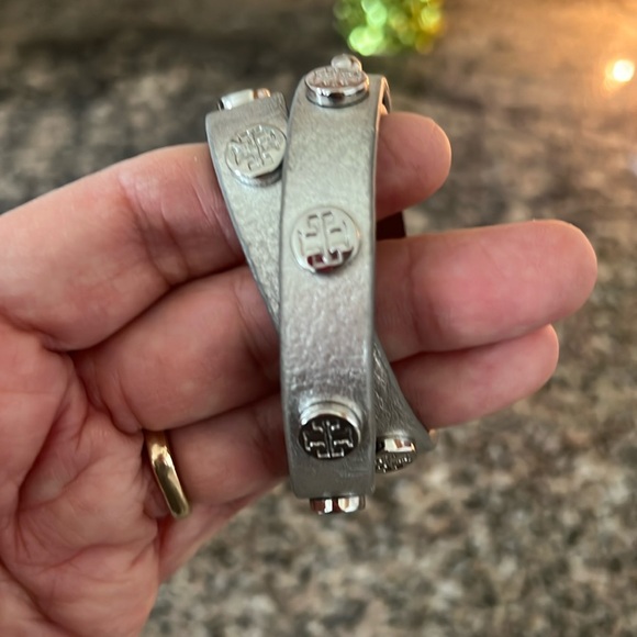 Tory Burch Double Wrap Logo Studded Bracelet - Picture 4 of 6